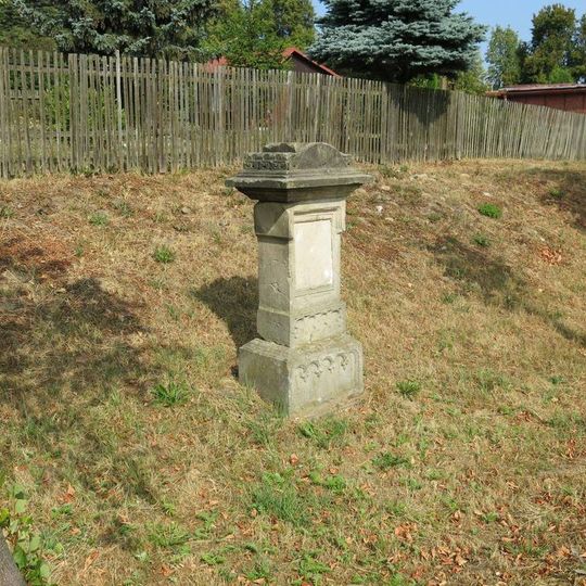 Podstavec s ulomeným křížem v Hřbitovní ulici ve Verneřicích