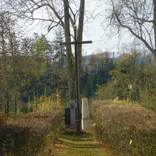 Kříž u kostela v Ratajích