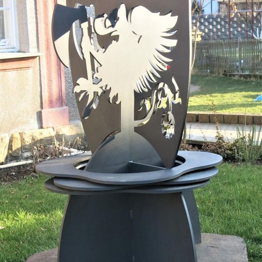 Kovová plastika u obecního úřadu v Povrlech