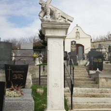 Friedhof mit Friedhofskapelle und -kreuzen