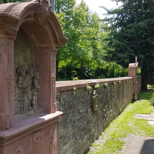 Kreuzweg in der Friedhofsmauer