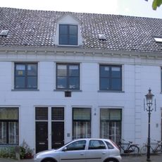 Pand met gepleisterde gevel met rechte kroonlijst