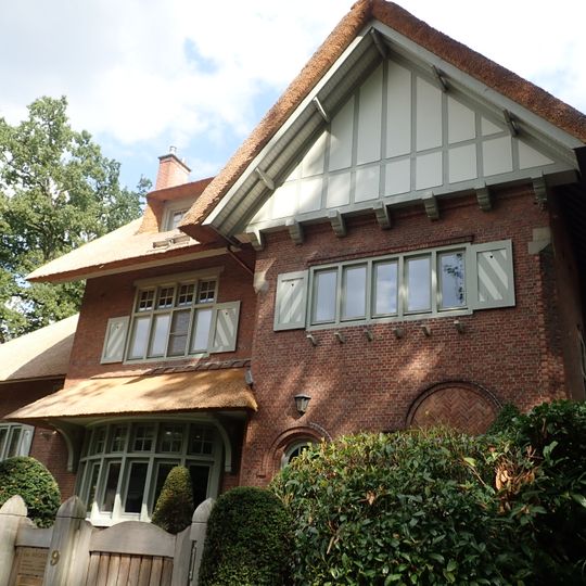 Landhuis in cottagestijl aan Marcel De Backerstraat 9