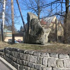 Kamenná plastika u příjezdu k budově E nemocnice v Liberci