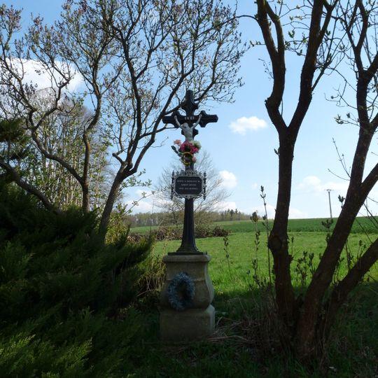 Kříž západně od Vlčetínce u rozcestí