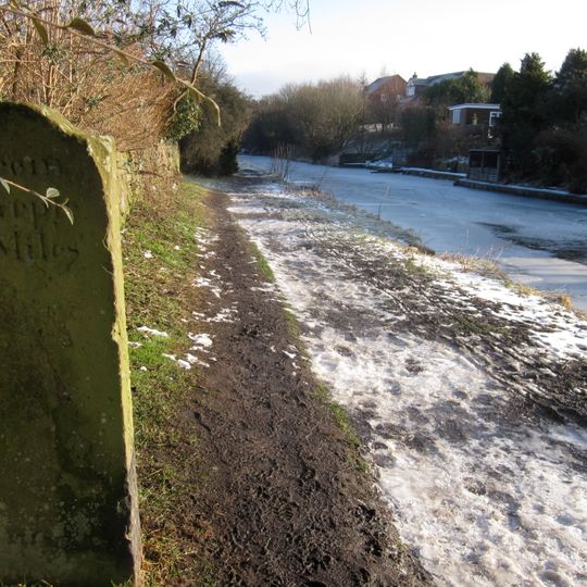 Macclesfield Canal: canal milestone at SJ 9305 7763