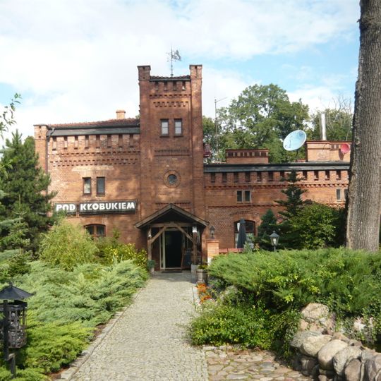 Oficyna III, ob. zespół restauracyjno-hotelowy „Zajazd pod Kłobukiem