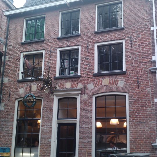 Huis met zadeldak evenwijdig aan rooilijn en gepleisterde gevel