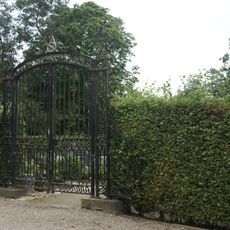 Toegangshek 'Vreedenhof' tot de begraafplaats, behorend bij het complex 'St.Urbanuskerk'