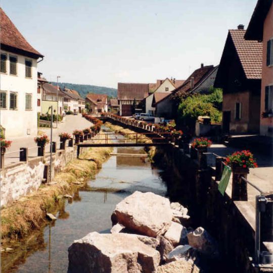 Dorfbach mit historischer Bacheinfassung, Stegen und Brücken
