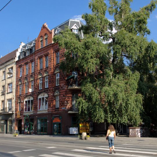 Kamienica z przełomu XIX i XX wieku w stylu eklektyzmu z elementami neogotyku i secesji