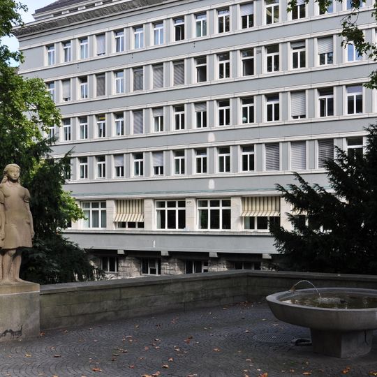 "Zwei Mädchen" Brunnen mit Steinplastik