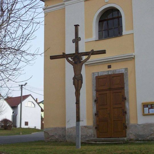 Kříž před kostelem v Chotíkově