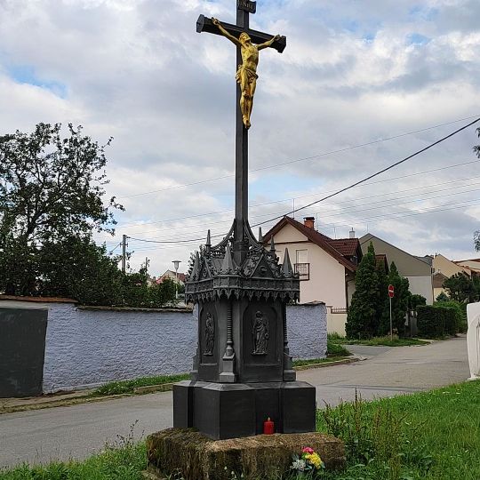 Kříž na Wainerově náměstí v Černovicích