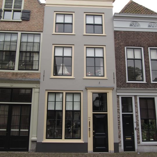 Pand met gepleisterde lijstgevel