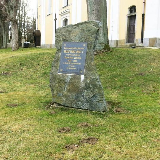 Pomník Františka Josefa I. u kostela v Království