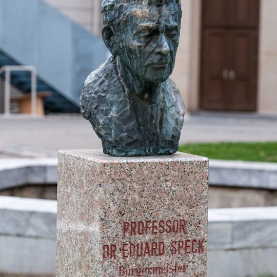Persönlichkeitsdenkmal Dr. Eduard Speck in der Dr.-Muck-Anlage beim Opernhaus
