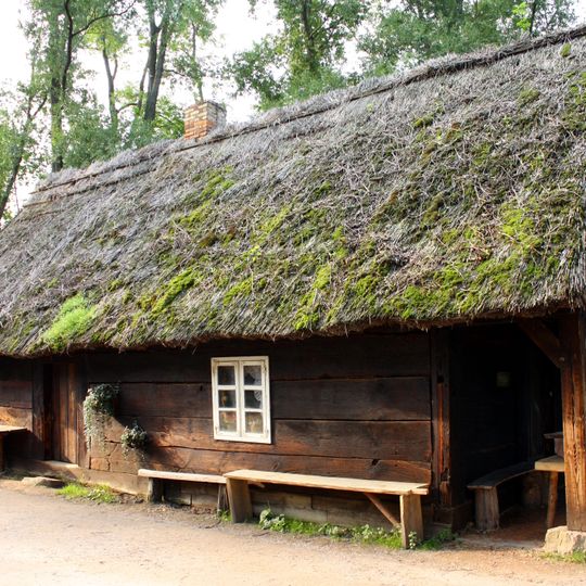 Drewniany dom wąskofrontowy, podcieniowy, z Pałuk, na terenie Muzeum Archeologicznego