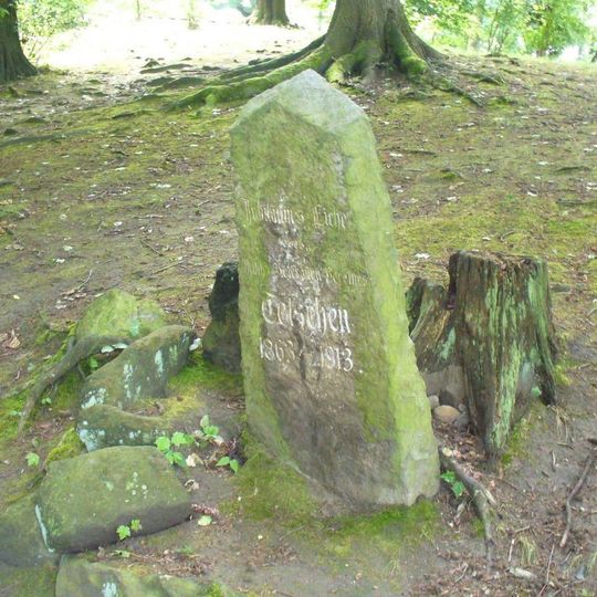 Pamětní kámen spolku válečných veteránů v parku pod Stoličnou horou v Děčíně