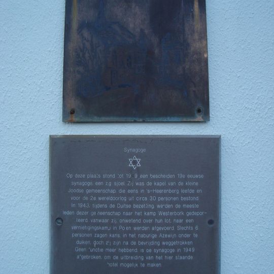 Plaquette op de voormalige synagoge