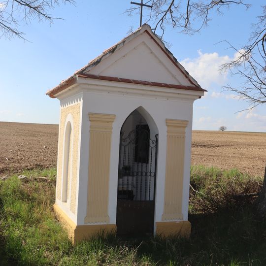 Kaplička jižně od Malého Dešova v poli