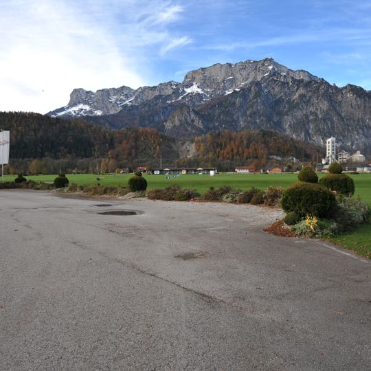 Schlossmauer des Schlosses Rif samt Stallgebäude