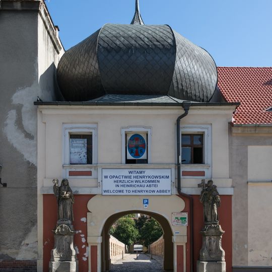Upper gate building in Henryków