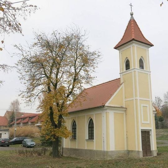 Kaple na návsi v Zálezlech