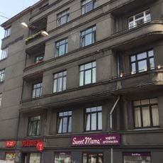 Dzīvojamā ēka, vēlāk administratīvā ēka