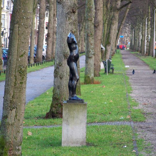 Staande meisjesfiguur
