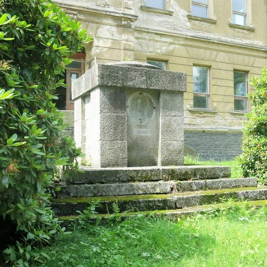 Pomník Josefa II. u bývalé školy v osadě Větrov