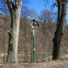 Dřevěný kříž jižně od Štědrákovy Lhoty u silnice