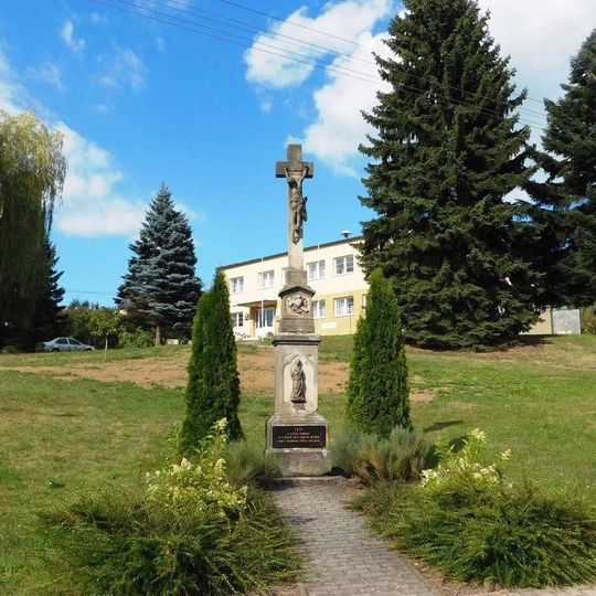 Kříž ve Svébohově na návsi