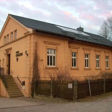 Pfarrhaus und zwei Seitengebäude des Pfarrhofes Dorfstraße 82