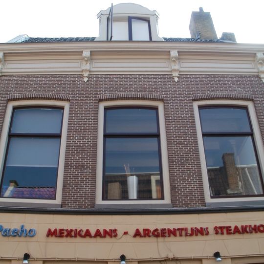 Pand met op de kroonlijst vier gesneden consoles onder dwarskap met rococo dakkapel