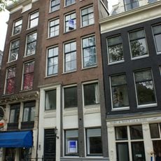 Pand met gevel onder rechte lijst met consoles