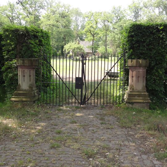 Heeswijk: oostelijke toegang tot het weiland met de kas