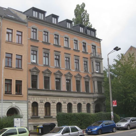 Mietshaus in ehemals geschlossener Bebauung mit Vorgarten Müllerstraße 10