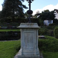 Kříž nad poštou v Dobrné