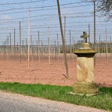 Kříž u silnice jižně od Zálužic