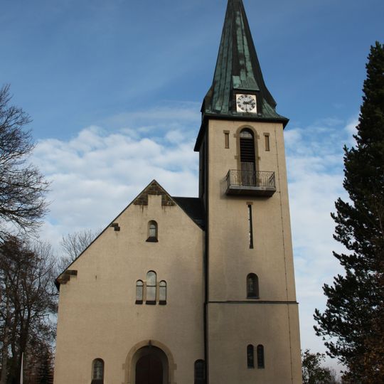 Kirche und Kriegerdenkmal für die Gefallenen des Deutsch-Französischen Krieges 1870/71 vor der Kirche Neuhausener Straße 12