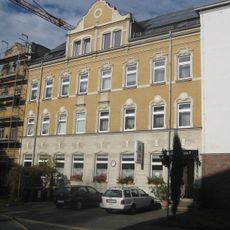 Mietshaus in geschlossener Bebauung mit Vorgarten Marienberger Straße 15