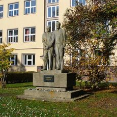 Sousoší Edvarda Beneše a Tomáše Garigue Masaryka u školy v Komenského ulici ve Štětí