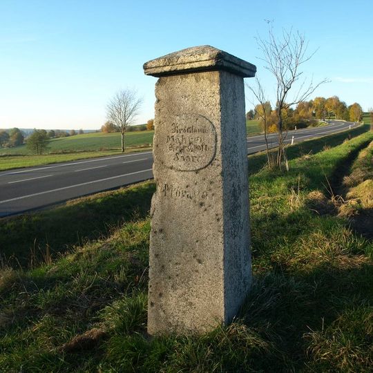 Hraniční kámen Moravy a Čech u silnice severně od Žďár nad Sázavou