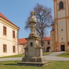 Socha svatého Jana Nepomuckého v Nezamyslicích před kostelem