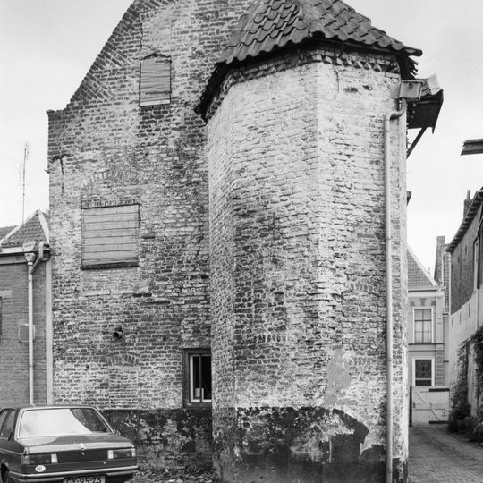 Pand onder schilddak met dakkapel