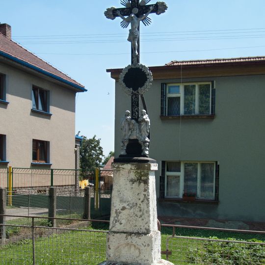 Kříž na návsi v Chlumu