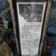 Pomníček Otakara Nováka na hřebeni nad údolím Kocáby u Štěchovic