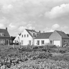 Pandje met langsgevel aan de straat