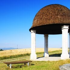 Gloriet u polní cesty mezi Koutem na Šumavě a Spáňovem